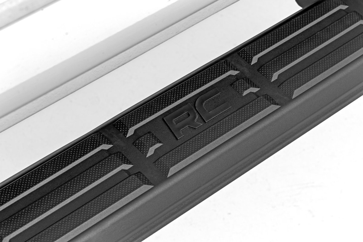 Chevrolet Silverado 1500 Running Boards - Rough Country - TR2, Aluminum, 5-inch Wide, Black Powder Coat, Full-Length - Black - '07-'19